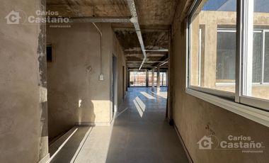 Local con Entrada Para Camiones, con Fondo, Jardín, Ascensor, Patio y Oficinas