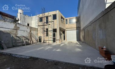 Local con Entrada Para Camiones, con Fondo, Jardín, Ascensor, Patio y Oficinas