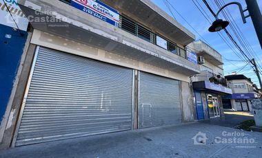 Local con Entrada Para Camiones, con Fondo, Jardín, Ascensor, Patio y Oficinas