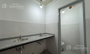 Local con Entrada Para Camiones, con Fondo, Jardín, Ascensor, Patio y Oficinas