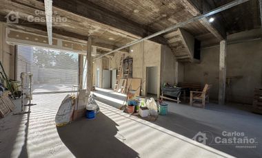 Local con Entrada Para Camiones, con Fondo, Jardín, Ascensor, Patio y Oficinas