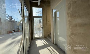 Local con Entrada Para Camiones, con Fondo, Jardín, Ascensor, Patio y Oficinas