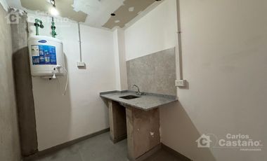 Local con Entrada Para Camiones, con Fondo, Jardín, Ascensor, Patio y Oficinas