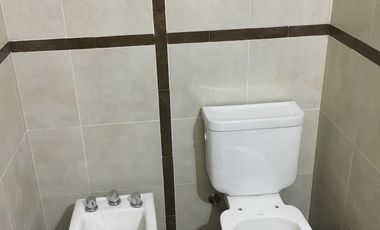 Venta de Casa 2 Ambientes sobre lote de 10x36.80M² en San Justo Excelente Estado