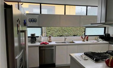 Excelente casa en cota variante dos niveles en club House