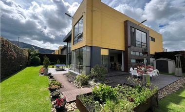 Excelente casa en cota variante dos niveles en club House