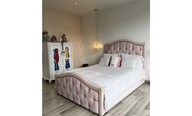 Excelente casa en cota variante dos niveles en club House