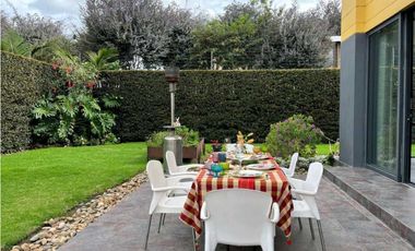 Excelente casa en cota variante dos niveles en club House