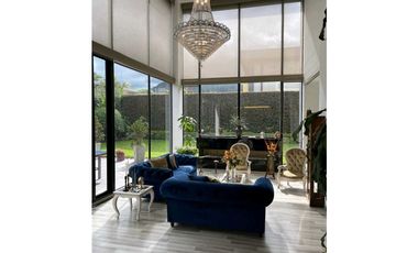 Excelente casa en cota variante dos niveles en club House