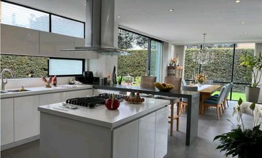 Excelente casa en cota variante dos niveles en club House