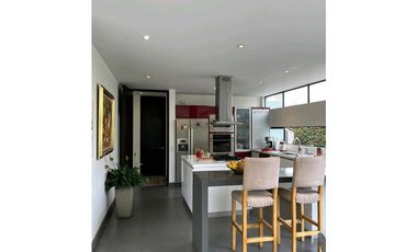 Excelente casa en cota variante dos niveles en club House