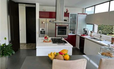 Excelente casa en cota variante dos niveles en club House