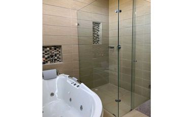 Excelente casa en cota variante dos niveles en club House