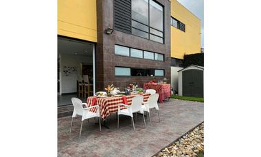 Excelente casa en cota variante dos niveles en club House