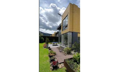 Excelente casa en cota variante dos niveles en club House