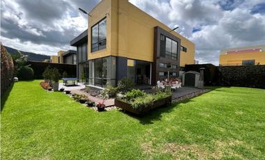 Excelente casa en cota variante dos niveles en club House