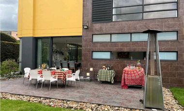 Excelente casa en cota variante dos niveles en club House