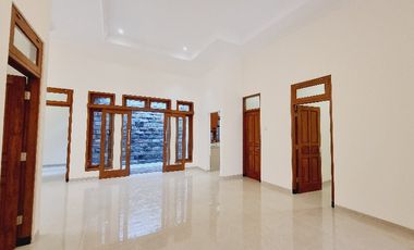 Rumah Mewah 261m² Gress Garasi 4 Solo Kota