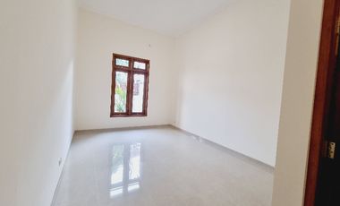 Rumah Mewah 261m² Gress Garasi 4 Solo Kota