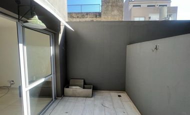 DEPTO  2 AMB  CON COCHERA, PATIO , BALCON AL FRENTE