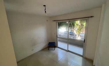 DEPTO  2 AMB  CON COCHERA, PATIO , BALCON AL FRENTE