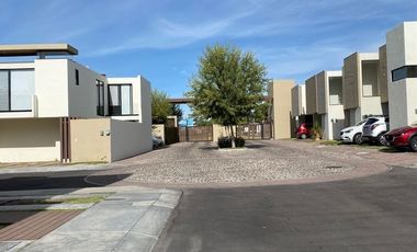 Renta casa en El Refugio privada con alberca