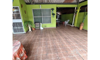 A PASOS DE LA ESTACIÓN DEL METRO DE  DON BOSCO