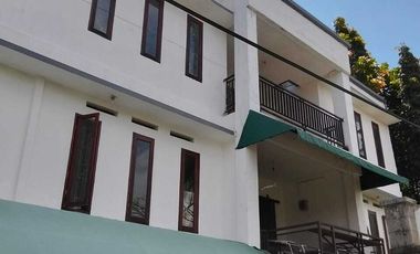 Rumah disamping setraduta jual BU hitung tanah saja murah.