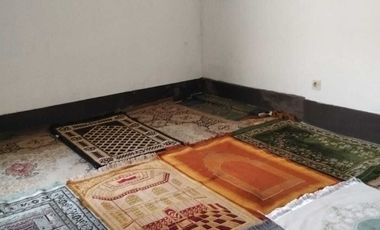 Rumah disamping setraduta jual BU hitung tanah saja murah.