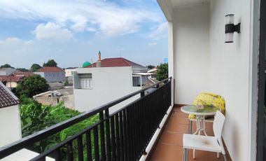 RUMAH MODERN 3 LANTAI di JATIBENING, BEKASI