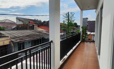 RUMAH MODERN 3 LANTAI di JATIBENING, BEKASI