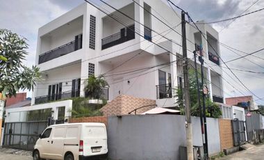 RUMAH MODERN 3 LANTAI di JATIBENING, BEKASI