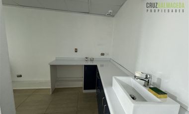 Local Comercial en Arriendo en Egaña, cercana a Mall Paseo Costanera