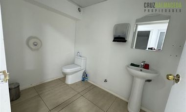 Local Comercial en Arriendo en Egaña, cercana a Mall Paseo Costanera