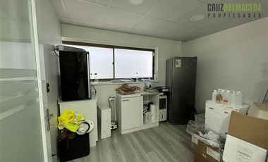 Local Comercial en Arriendo en Egaña, cercana a Mall Paseo Costanera
