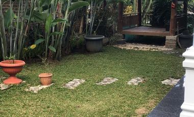 Dijual Vila 2 lantai Full Furnish di Villa Istana Bunga, Lembang