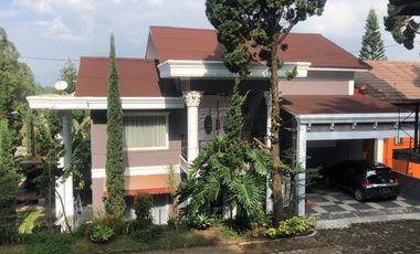 Dijual Vila 2 lantai Full Furnish di Villa Istana Bunga, Lembang
