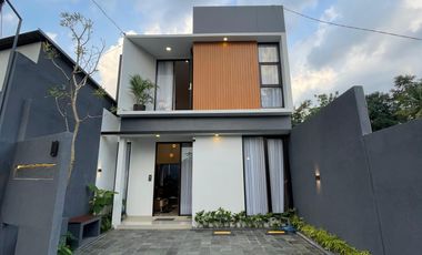 Rumah Baru 2 lantai, dekat kampus UII, Stadion Maguwoharjo dan RS