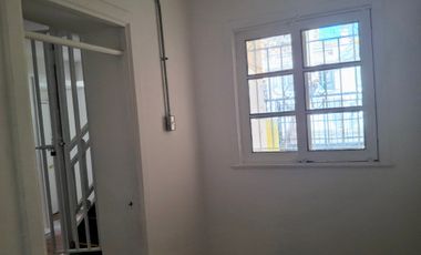 CASA  CON 8 OFICINAS U DORMITORIOS  BARRIO UNIVERSITARIO