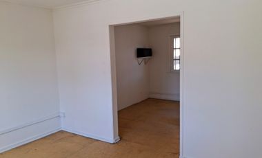 CASA  CON 8 OFICINAS U DORMITORIOS  BARRIO UNIVERSITARIO