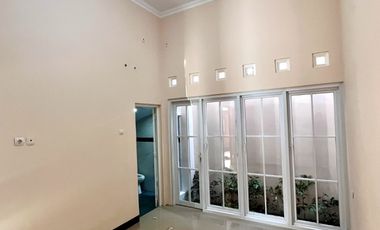 Rumah baru desain Klasik dekat pasar Ngipik Banguntapan