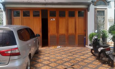 Rumah Mewah Dan Besar Model Classic Dalam Komplek Petukangan Selatan