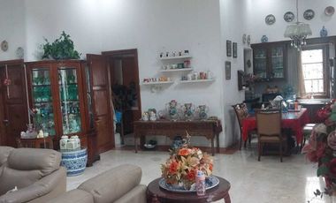 Rumah Mewah Dan Besar Model Classic Dalam Komplek Petukangan Selatan