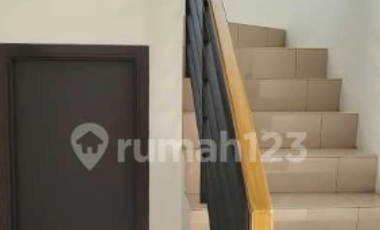 Rumah kontrakan rapih siap huni di cluster Regia Sumarecon Crown Bekas