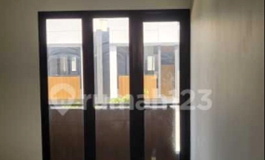 Rumah kontrakan rapih siap huni di cluster Regia Sumarecon Crown Bekas