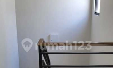 Rumah kontrakan rapih siap huni di cluster Regia Sumarecon Crown Bekas