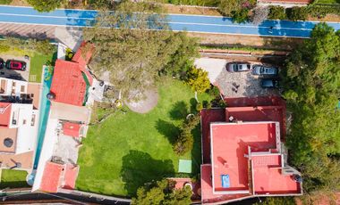 ¡Oportunidad única! Casa colonial con amplio jardín y gran potencial de inversión