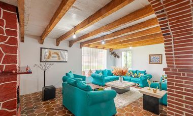 ¡Oportunidad única! Casa colonial con amplio jardín y gran potencial de inversión