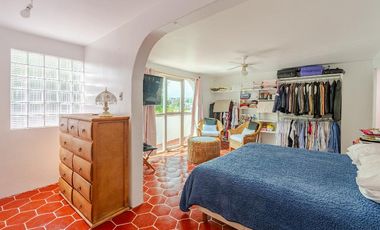 ¡Oportunidad única! Casa colonial con amplio jardín y gran potencial de inversión