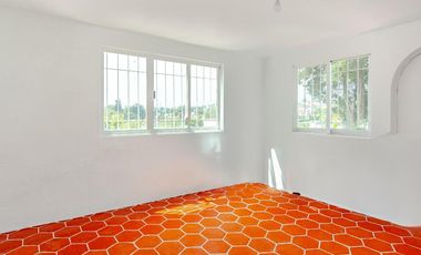 ¡Oportunidad única! Casa colonial con amplio jardín y gran potencial de inversión